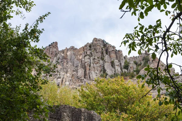 Eski park Demerdzhi dağdan kayalar görüntülemek — Stok fotoğraf