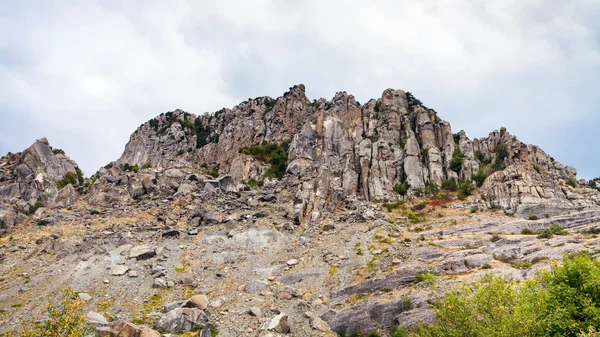 Felsen des demerdzhi-Gebirges im Naturpark — Stockfoto