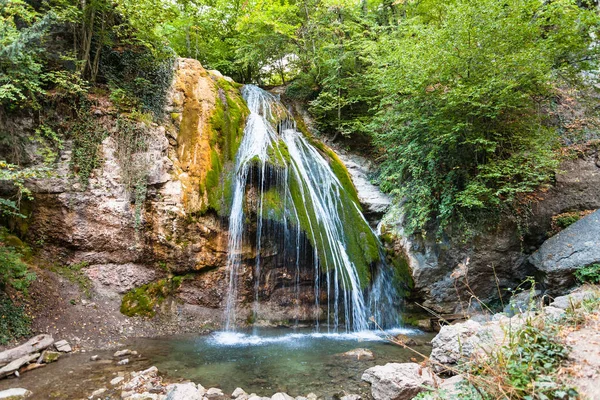 Ulu-uzen Fluss mit djur-djur Wasserfall im Herbst — Stockfoto