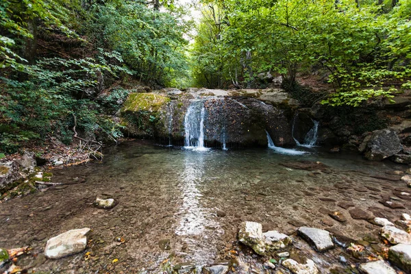Małego wodospadu na Ulu-Uzeń w wąwozie Haphal — Zdjęcie stockowe