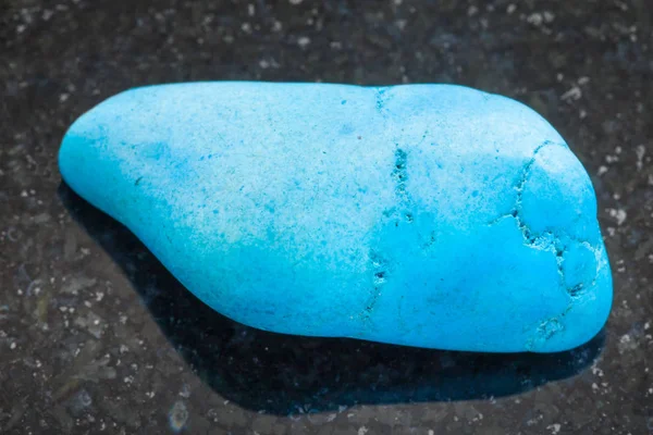Spadł Turquenite (niebieski howlit) kamień szlachetny — Zdjęcie stockowe