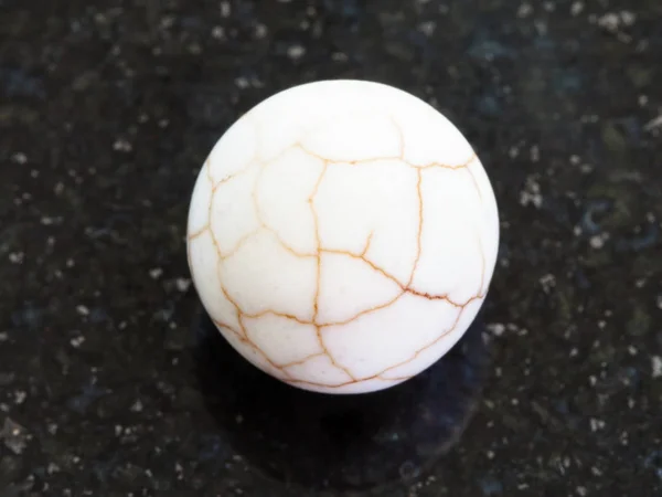 Kırık Cacholong taş kara günü topu — Stok fotoğraf