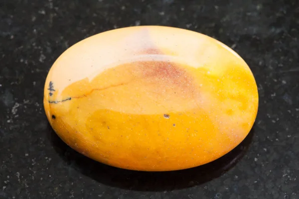 Perla da giallo pietra preziosa Mookaite su scuro — Foto Stock
