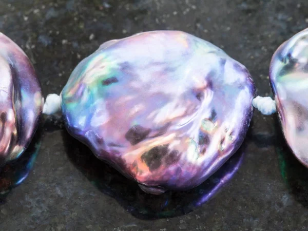 Colar de pedra preciosa Abalone no fundo escuro — Fotografia de Stock