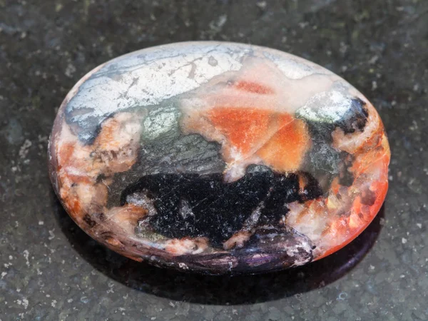 Кабошон з хетемітового та мокаїтового каміння — стокове фото