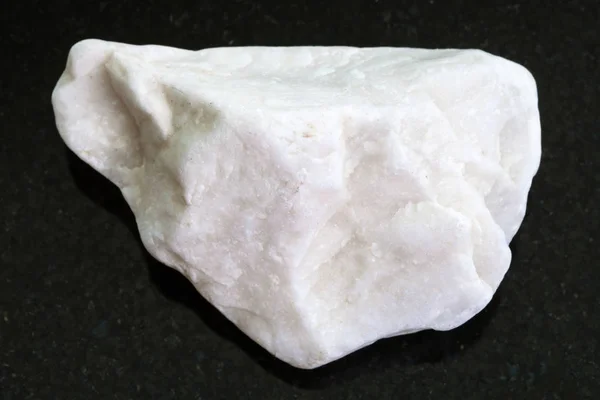 Seixo de pedra de mármore branco no fundo escuro — Fotografia de Stock