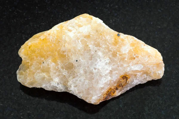 Seixo de pedra Calcite amarelo no fundo escuro — Fotografia de Stock