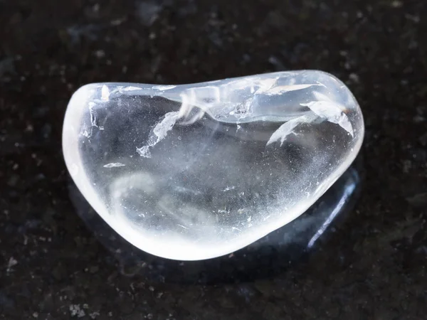 Pietra preziosa di cristallo di rocca lucido su sfondo scuro — Foto Stock