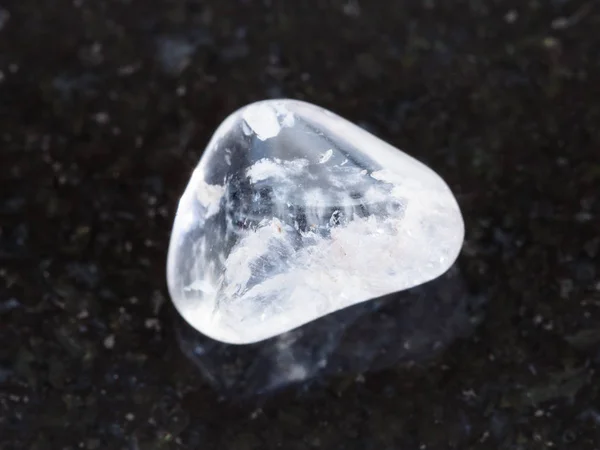 Pietra preziosa di cristallo di rocca tumbled su sfondo scuro — Foto Stock
