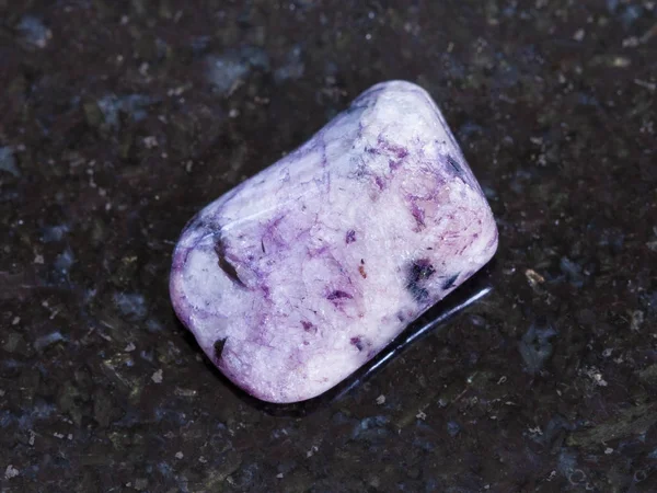 Piedra preciosa amatista tumbada sobre fondo oscuro — Foto de Stock