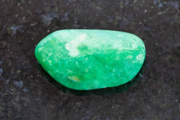 Камешек из зеленого камня Агата на темном фоне — стоковое фото