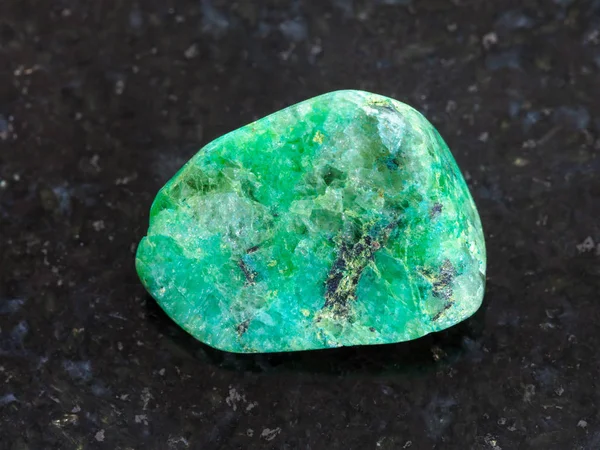 Piedra preciosa de ágata verde tumbado sobre fondo oscuro — Foto de Stock