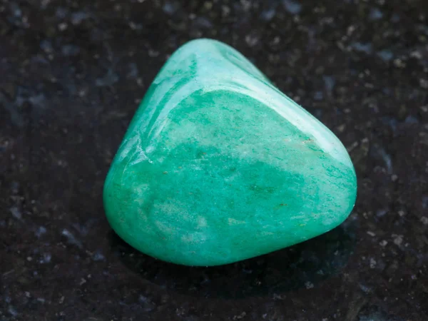 Зелений дорогоцінний камінь Авентуріна на темному фоні — стокове фото