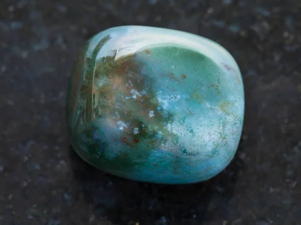 Полірований Bloodstone (Heliotrope) дорогоцінний камінь на темному — стокове фото