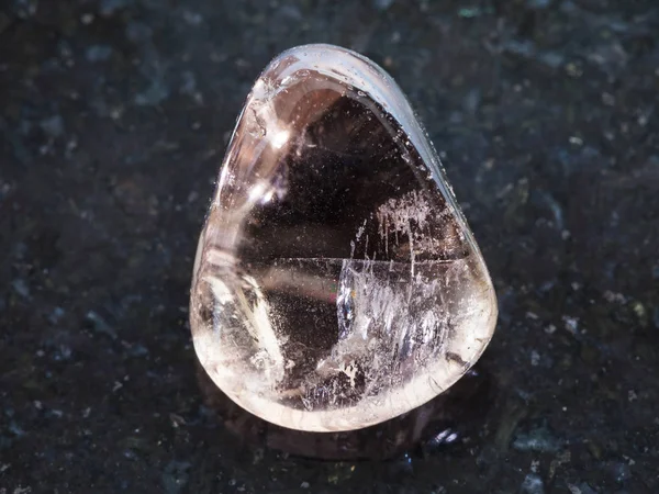 Piedra preciosa de cuarzo ahumado pulido en la oscuridad — Foto de Stock