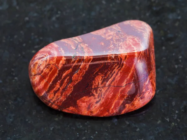 Polido Brecciated pedra preciosa jaspe vermelho no escuro — Fotografia de Stock