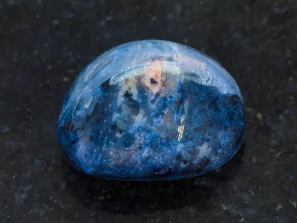 Piedra de gema dumortierita pulida en la oscuridad — Foto de Stock