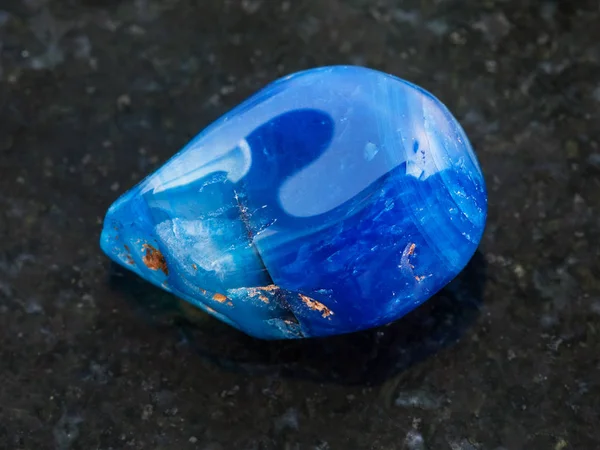 Piedra preciosa de ágata tonificada azul tumbado en la oscuridad — Foto de Stock