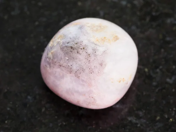 어둠에 떨어졌다 rhodonite 보석 돌 — 스톡 사진