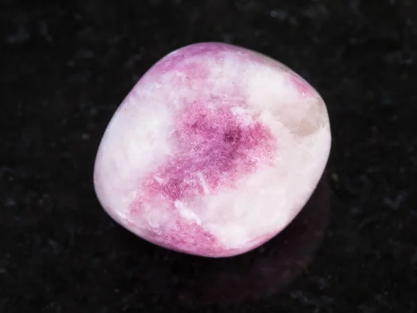 Pietra preziosa di Sodalite rosa lucido su scuro — Foto Stock