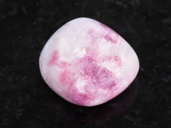 Caído rosa Sodalite pedra preciosa no escuro — Fotografia de Stock