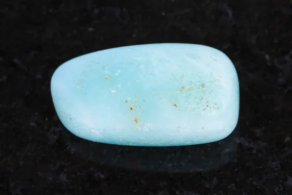 Pedra preciosa aquamarina polida no escuro — Fotografia de Stock