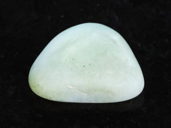 Tumbled Prasiolite (green quartz) gemstone on dark — Stock Photo, Image