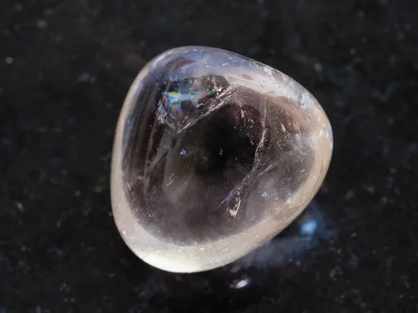Piedra de gema de cuarzo ahumado pulido en la oscuridad — Foto de Stock