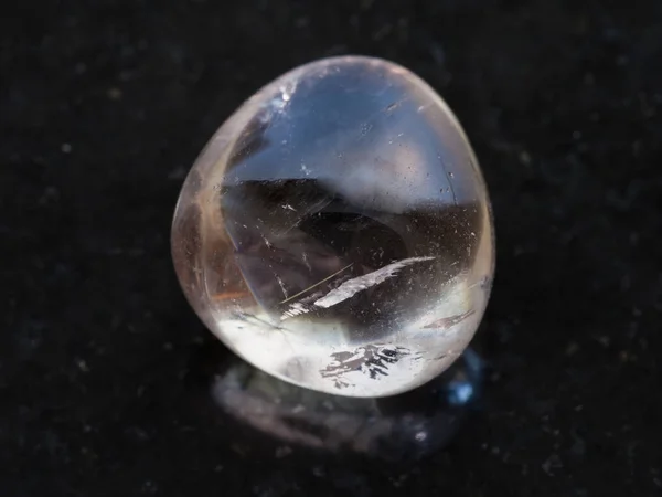Piedra de gema de cuarzo ahumado tumbado en la oscuridad — Foto de Stock