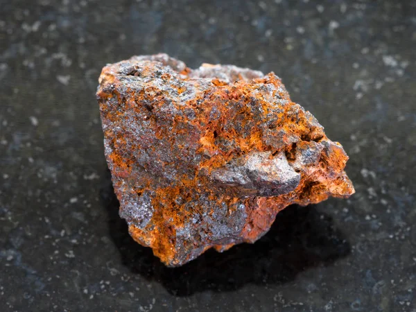 Грубий гематит (залізна руда) камінь на темряві — стокове фото
