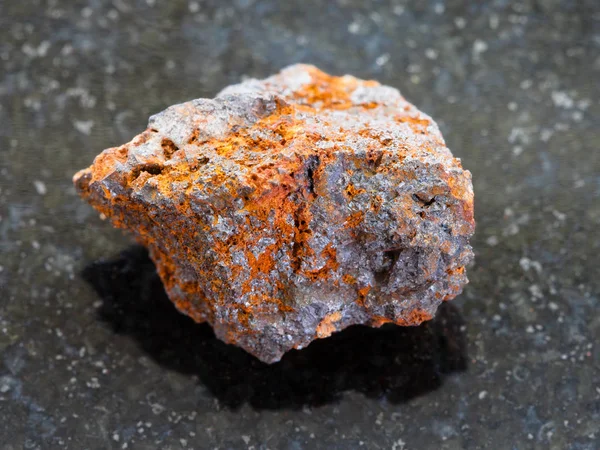 Hematita crua (minério de ferro) pedra no escuro — Fotografia de Stock