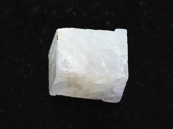 Pietra di calcite bianca grezza su sfondo scuro — Foto Stock