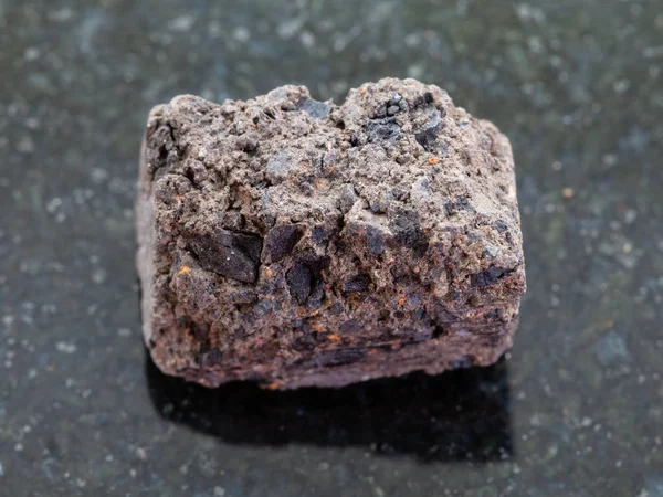 Piedra de césped de turba cruda sobre fondo oscuro — Foto de Stock