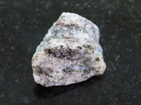 Piedra de Apatita cruda sobre fondo oscuro — Foto de Stock
