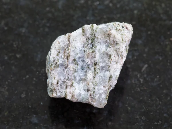 深色背景下的粗磷灰石矿石 — 图库照片