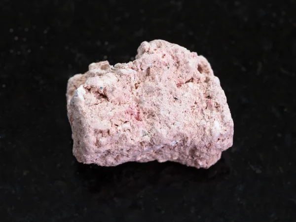 Kaolinit kamień naturalny na ciemnym tle — Zdjęcie stockowe