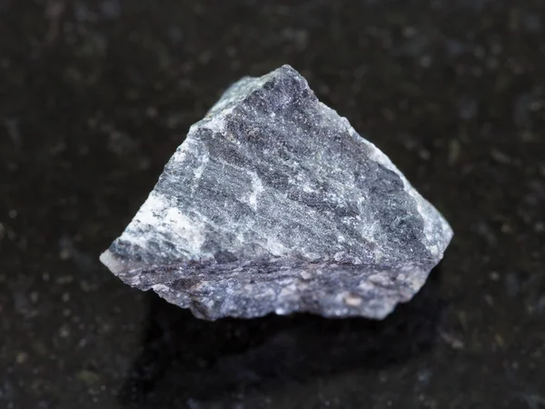 Ruda syrové stibnite (antimonite) na tmavé — Stock fotografie