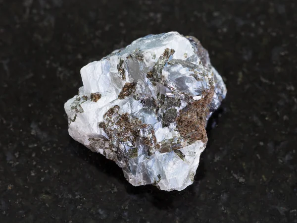 Pietra grezza di sphalerite (zinco blende) sul buio — Foto Stock