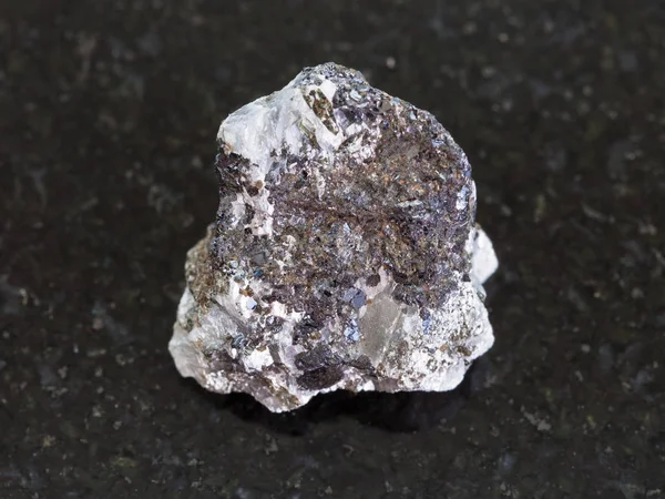 Grober Sphalerit (Zinkblende) Stein auf dunklem — Stockfoto