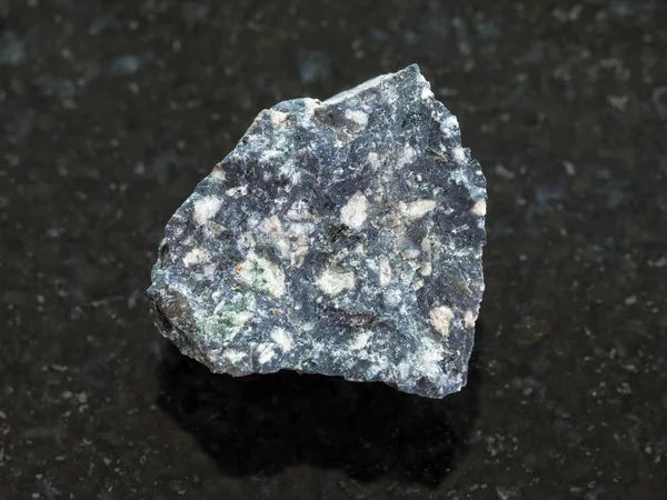 Грубый андезитовый камень на темном фоне — стоковое фото