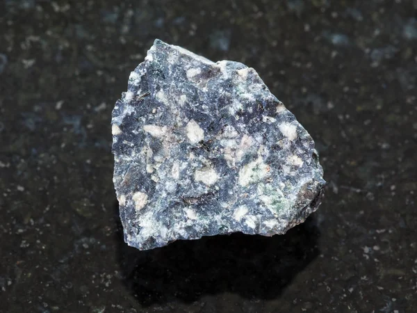 Piedra de Andesita cruda sobre fondo oscuro — Foto de Stock