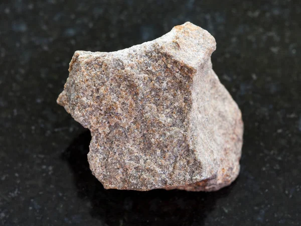 Pedra de quartzo áspera no fundo escuro — Fotografia de Stock
