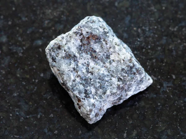 Piedra Gabbro crudo sobre fondo oscuro — Foto de Stock