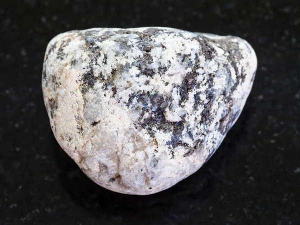 Pedazo de piedra Diorite sobre fondo oscuro — Foto de Stock