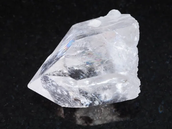 Cristal de roca crudo de piedra preciosa de cuarzo en la oscuridad — Foto de Stock