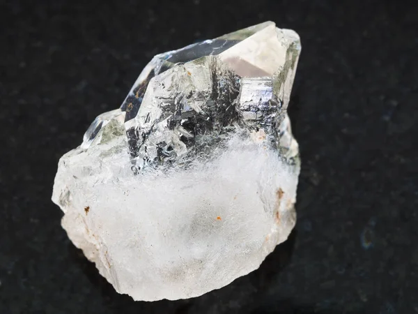 Grov rock-kristall av kvarts ädelsten på mörk — Stockfoto