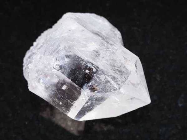 Ruwe bergkristal van quartz edelsteen op donker — Stockfoto