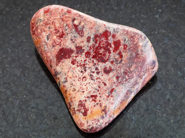 Piedra de jaspe Brecciated pulido en la oscuridad — Foto de Stock