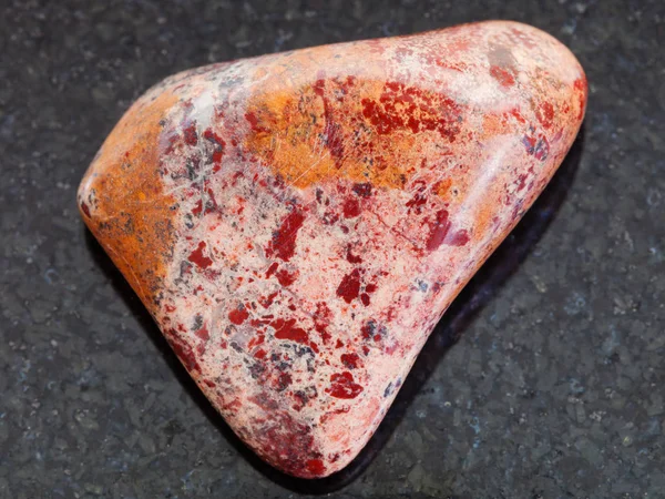 Tumbled piedra de jaspe Brecciated en la oscuridad — Foto de Stock