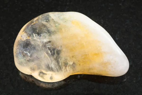 Caído amarelo Citrino pedra preciosa no escuro — Fotografia de Stock
